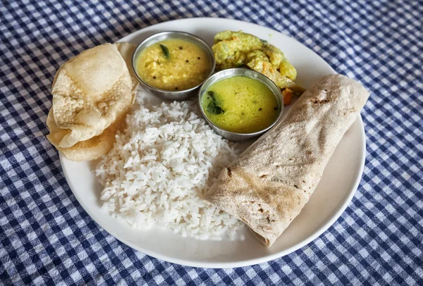 Indiaas eten in restaurant — Stockfoto
