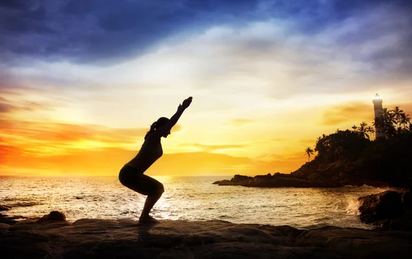 Yoga in der Nähe von Leuchtturm — Stockfoto