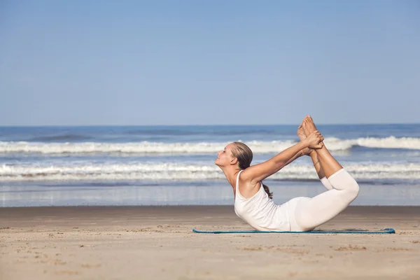 Yoga sur la plage — Photo