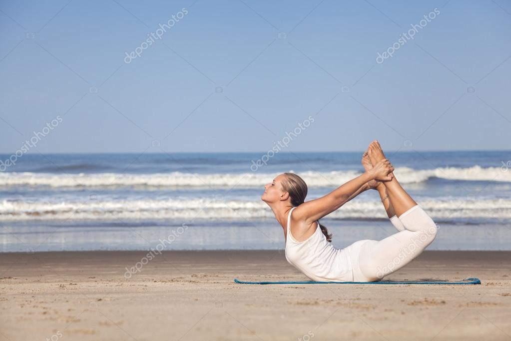 Yoga na praia fotos, imagens de © byheaven #43197365