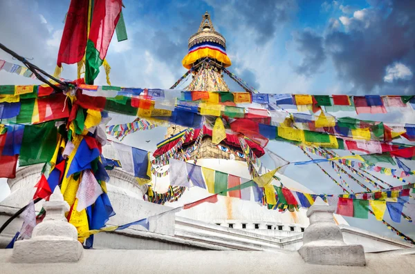 Ступа Боднатха с молитвенными флагами — стоковое фото