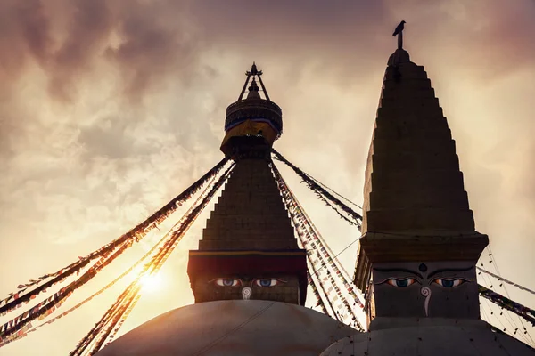 Buddhistiska stupas i solnedgången — Stockfoto