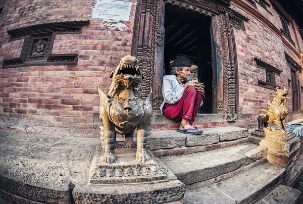 Oude man in bhaktapur — Stockfoto