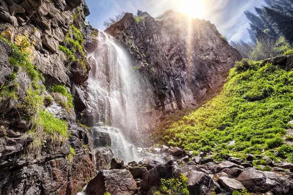 Cascata di montagna — Foto Stock