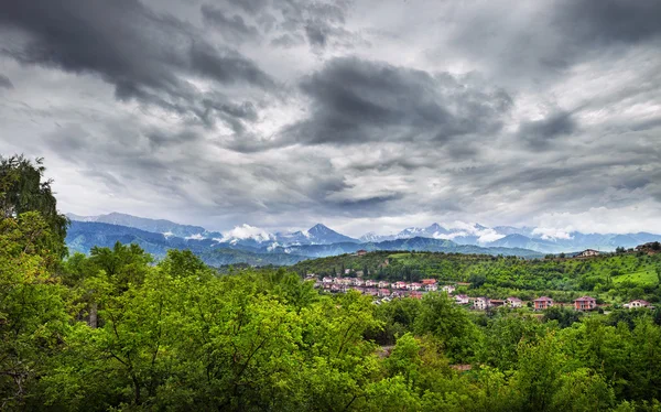 Panorama delle montagne di Zaili Alatau in Alamty — Foto Stock