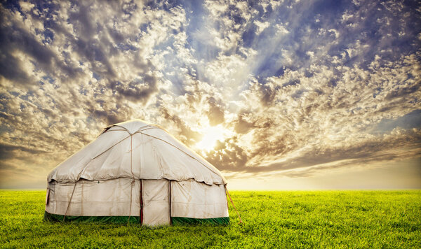 Урта кочевой дом в степи
