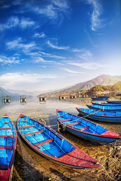 Lodě v pokhara lake — Stock fotografie