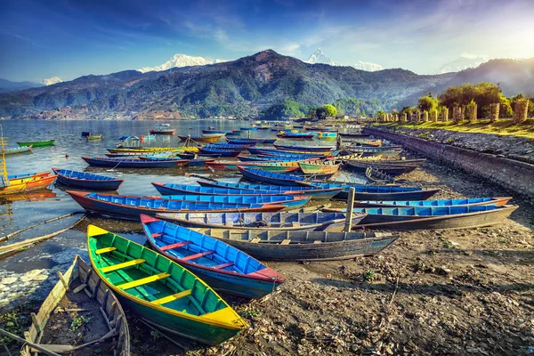 Barche nel lago di Pokhara — Foto Stock