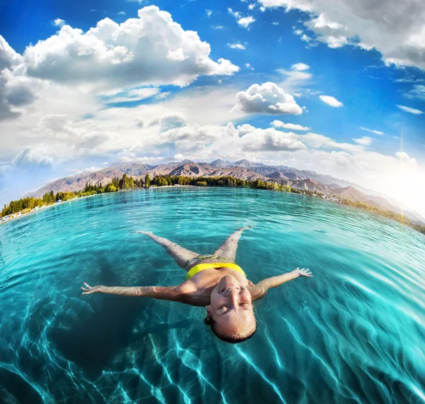 女人在山上的湖里游泳 — 图库照片