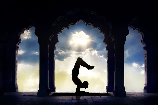 Silhouette di yoga nel tempio — Foto Stock