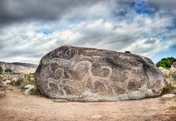 Petroglyph on the stone — Stock Photo, Image