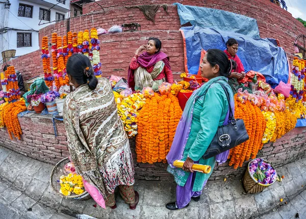 Slingers bloemenmarkt in kathmandu — Stockfoto