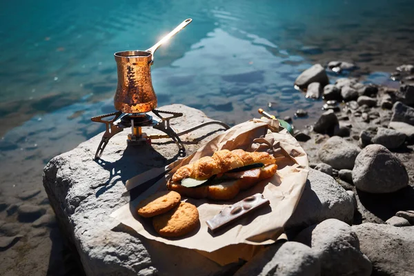 Copper Cezve Con Caffè Una Stufa Gas Autunno Campeggio Lago — Foto Stock