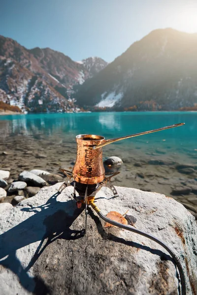 Cobre Cezve Con Café Una Estufa Gas Otoño Lago Camping —  Fotos de Stock