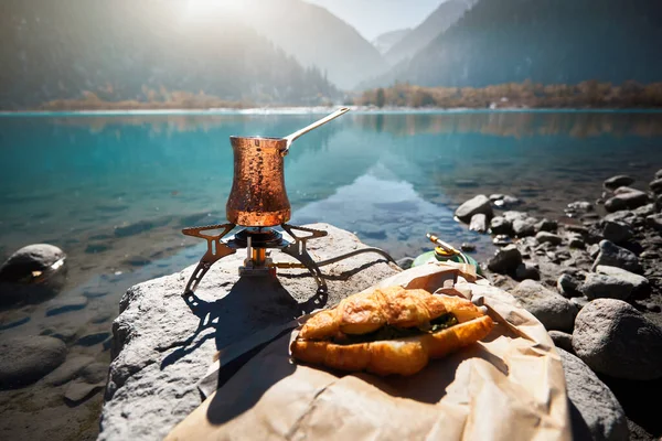 Miedź Cezve Kawą Piecu Gazowym Jesiennym Campingu Nad Jeziorem Górach — Zdjęcie stockowe