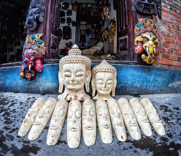 Máscaras de madeira no mercado do Nepal — Fotografia de Stock