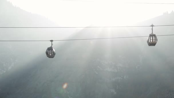 山脉日落背景的轮廓中的缆车 — 图库视频影像