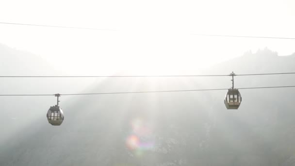 Καλώδιο αυτοκίνητο σε σιλουέτα τα βουνά ηλιοβασίλεμα φόντο — Αρχείο Βίντεο