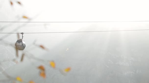 Teleférico en silueta las montañas atardecer fondo — Vídeos de Stock