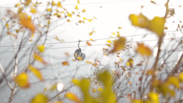 Kabel bil i silhuett bergen solnedgång bakgrund — Stockvideo