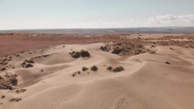 Kazakistan 'daki kum tepelerinin hava görüntüsü.