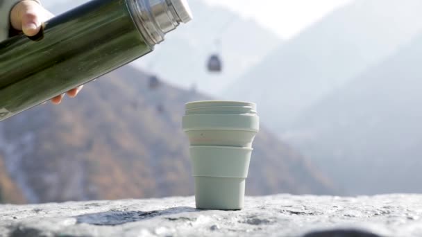 Café para ir de garrafa térmica no teleférico resort de montanha — Vídeo de Stock
