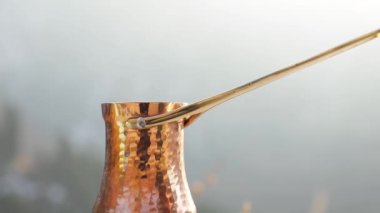 Sonbahar dağlarında kahve için bakır cezalar