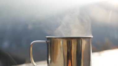 Sıcak bir içecek ve ağır çekimde buhar.