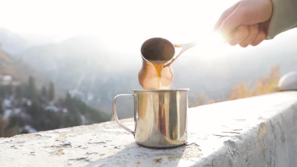 Tembaga Cezve untuk kopi di pegunungan musim gugur — Stok Video