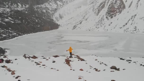 Paisaje aéreo del hombre en hermosas montañas de invierno — Vídeos de Stock