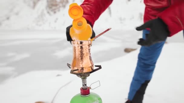 Koper Cezve voor koffie in de winter bergen — Stockvideo