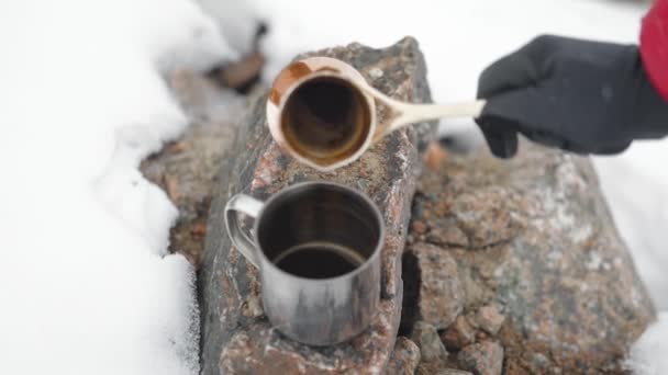 Cobre Cezve para el café en las montañas de invierno — Vídeo de stock