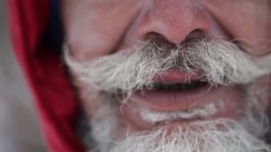 Dışarıdaki gri sakallı yaşlı adamın portresi.