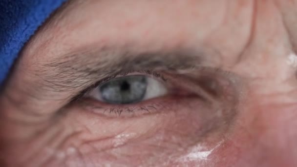 Portret starca z szarą brodą na zewnątrz — Wideo stockowe