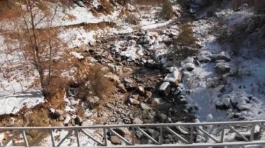 Nehirdeki sonbahar ormanlarının dağ manzarası.