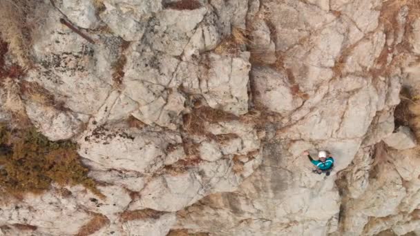 Hombre atleta escalada en la roca alta — Vídeos de Stock