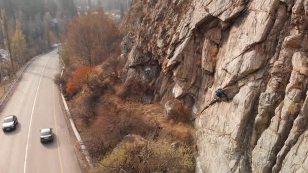 Uomo atleta arrampicata sulla roccia alta — Video Stock