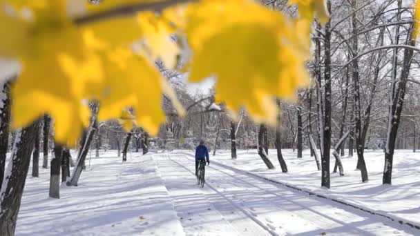 Ciclismo urbano de invierno en la ciudad nevada — Vídeo de stock