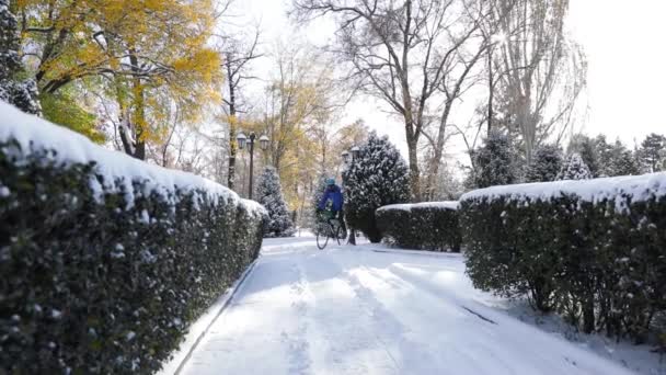 Ciclismo urbano de inverno na cidade nevada — Vídeo de Stock
