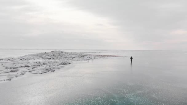 Αεροπλάνο του ανθρώπου ιππασία ποδήλατο στην παγωμένη λίμνη. — Αρχείο Βίντεο
