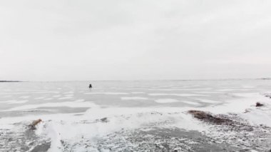 Donmuş gölde hava manzaralı buzlar vızıldar ve çatlar