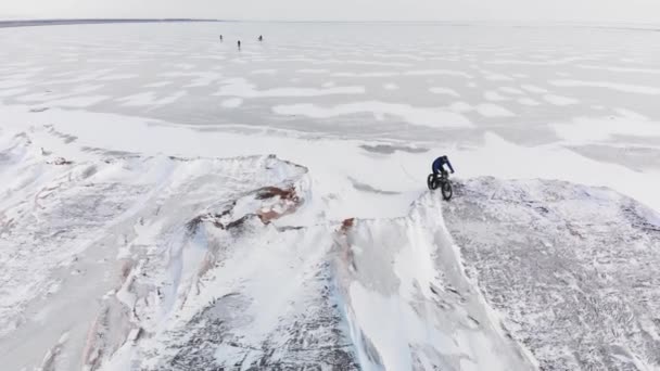 Widok z lotu ptaka Humak lodowy i pęknięcia na zamarzniętym jeziorze — Wideo stockowe