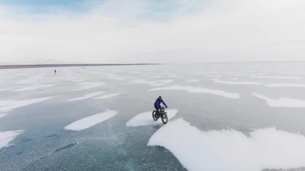 空中景观冰帽和冰冻湖中的裂缝 — 图库视频影像