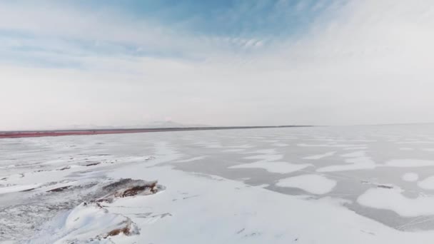 Повітряний вигляд Крижаний гумор і тріщини на замерзлому озері — стокове відео