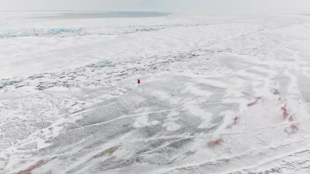 Légi kilátás Jégmező és repedések a befagyott tó — Stock videók