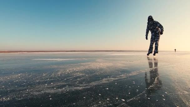 Льодовикове катання на замерзлому озері на сході сонця — стокове відео