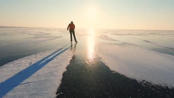 Πατινάζ στον πάγο στην παγωμένη λίμνη την ανατολή — Αρχείο Βίντεο