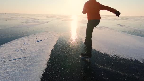 Patinaje sobre hielo en lago congelado al amanecer — Vídeo de stock