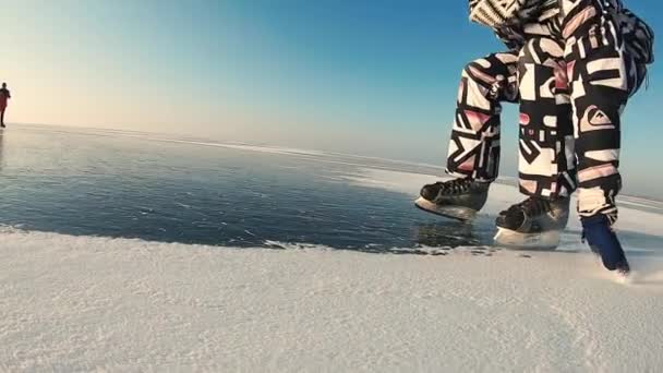 Patinaje sobre hielo en lago congelado al amanecer — Vídeo de stock