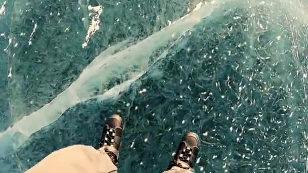 Катание на коньках по замёрзшему озеру на рассвете — стоковое видео